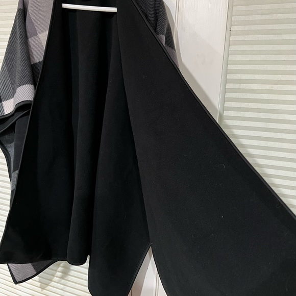 Pre-loved IKE BEHAR One Size Shrugs/ Ponco - Picture 3 of 6